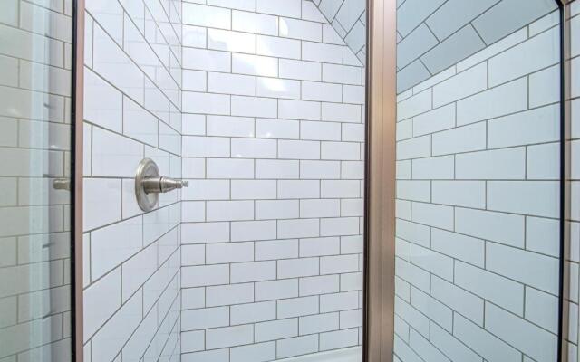 Stylish 1BR Condo 1 Mile To Downtown