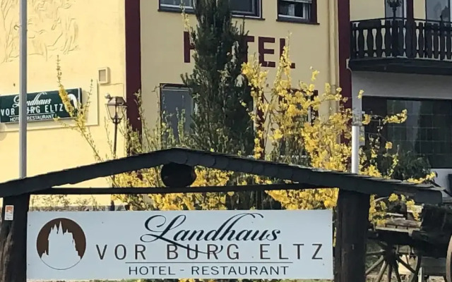 Landhaus vor Burg Eltz