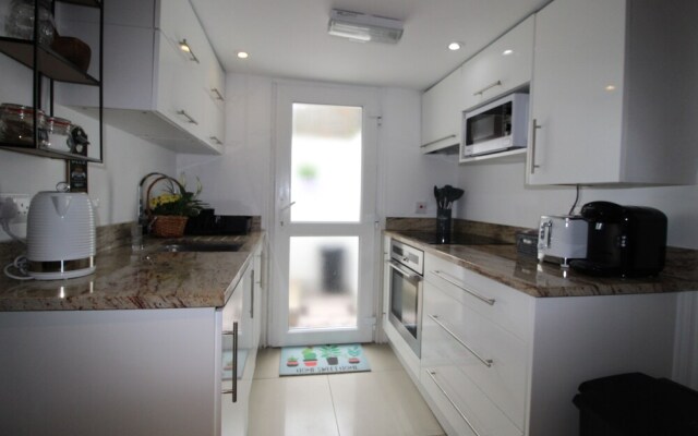 Beautiful Cosy 1 Bedroom Basement Apartment