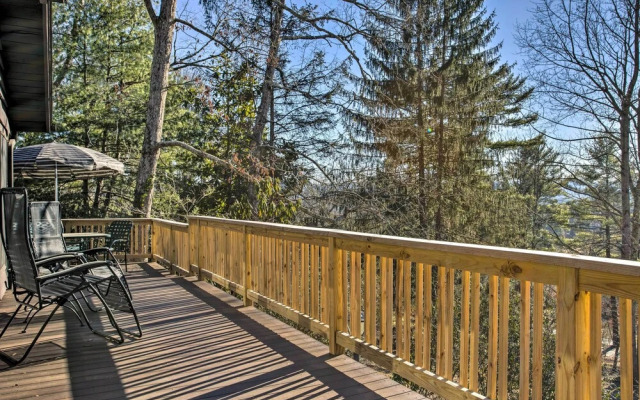 Dog-friendly Hendersonville Cabin: Deck & Views