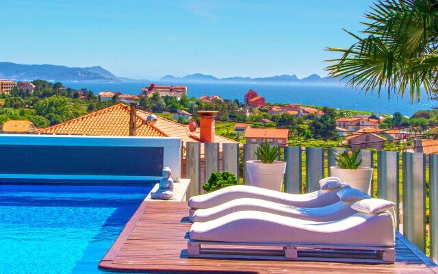 Posh Villa with Pool, Garden & Ocean Views in Sansenxo