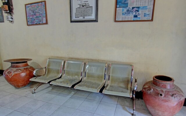 OYO 92849 Hotel Dienda Hayu Near Alun Alun Tastura