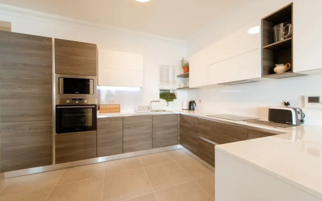 Seaview APT Incl Pool IN Sliema