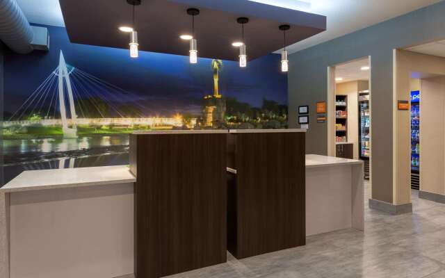 La Quinta Inn & Suites by Wyndham Wichita Airport