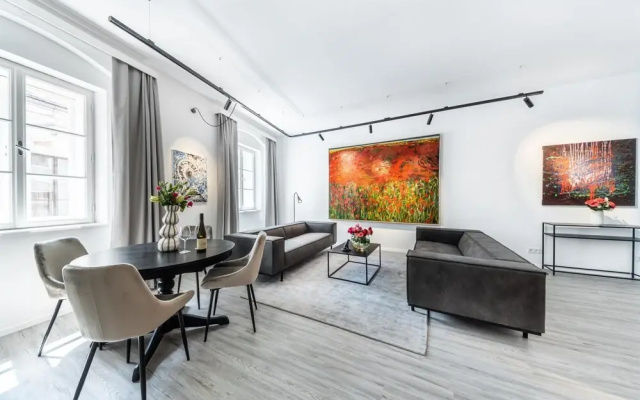 Deluxe Apartment Art Collection With King Bed and Air Conditioning
