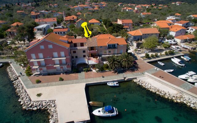 Apartment Ivan - great location: A2 Poljana, Island Ugljan