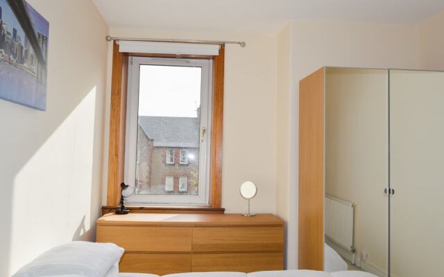 2 Bedroom Apartment Near Leith Walk