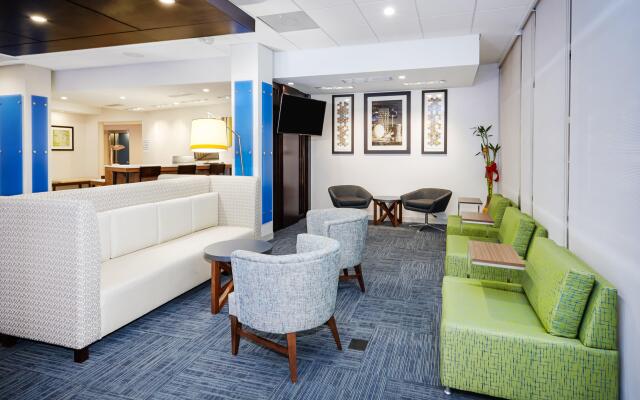 Holiday Inn Express & Suites Chicago North Shore - Niles, an IHG Hotel