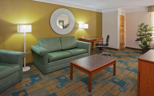 La Quinta Inn & Suites by Wyndham Houston Stafford Sugarland