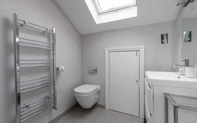 Spacious 3 Bedroom in Notting Hill With Balcony