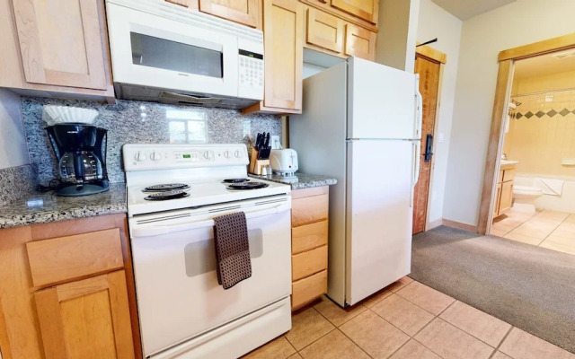 Sunstone 125 Ski-In Ski-Out, Mountain Modern, Garage, Fitness Center by RedAwning