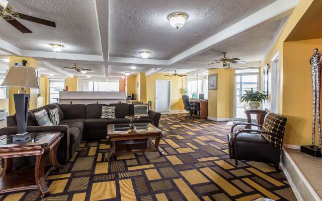 Econo Lodge Byron near Historic District - Warner Robins