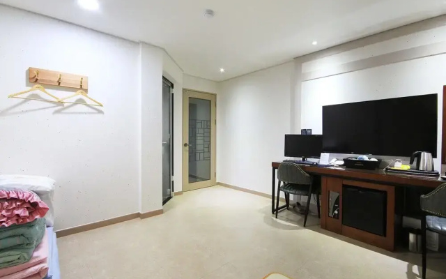 Jeonju Junghwasandong Foret Hotel