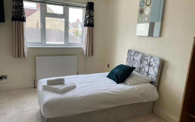 3-bed Semi-detached House, Wifi, Parking, Outdoor Space