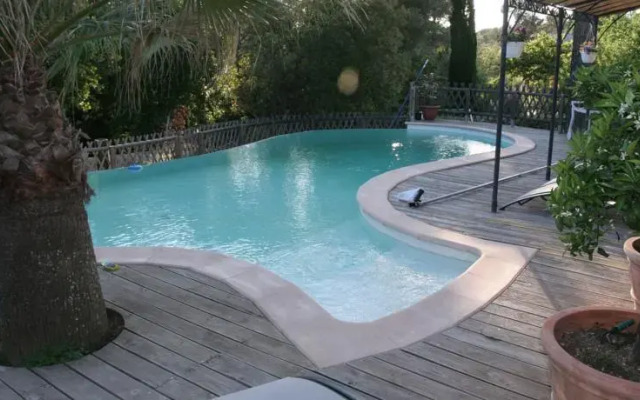 Piscine à débordement sur la Cote d'Azur