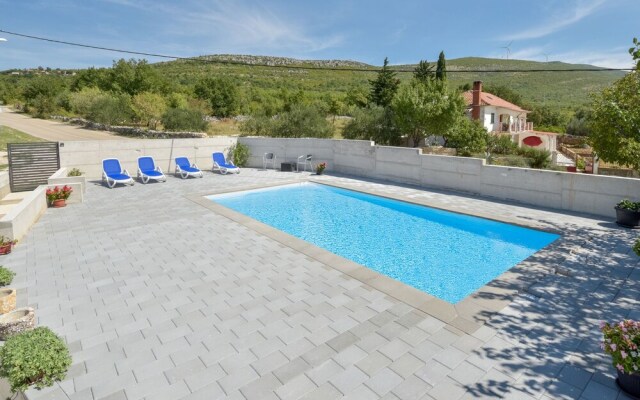 Nina Kru evo in Kru evo