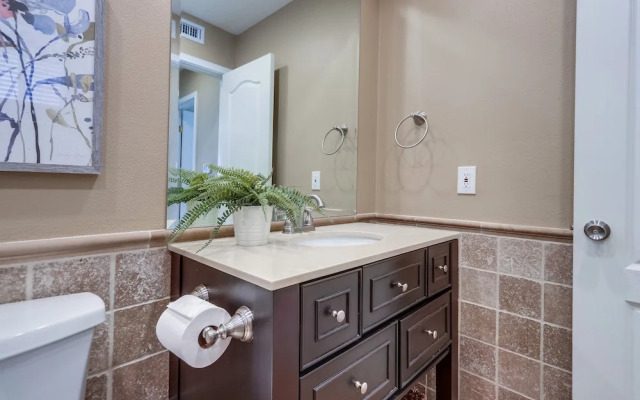 Beautiful Backyard Oasis 5 bedroom 3 Bathroom Home