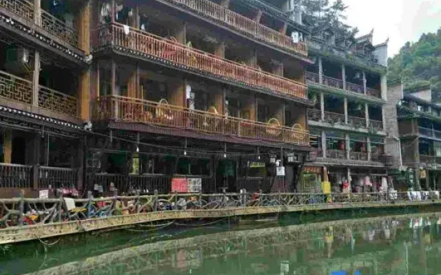Jiuqi Shuidiao Getou Diaojiaolou Hotel