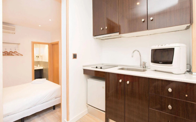 AinB Las Ramblas Colón Apartments