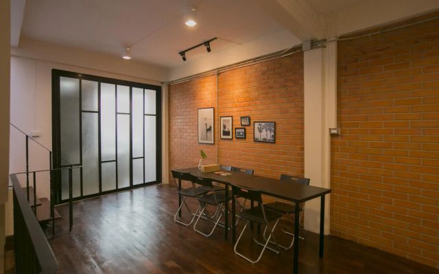 Chedi View Hostel & Rooftop Bar