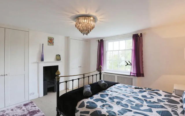 Charming 4-Bed Georgian Home in Central Worcester