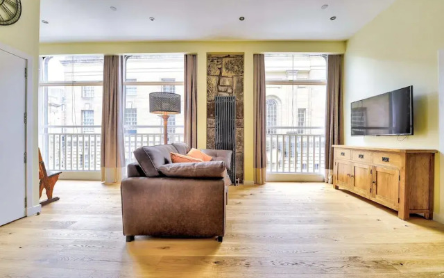 Stunning flat near St. Giles' Cathedral