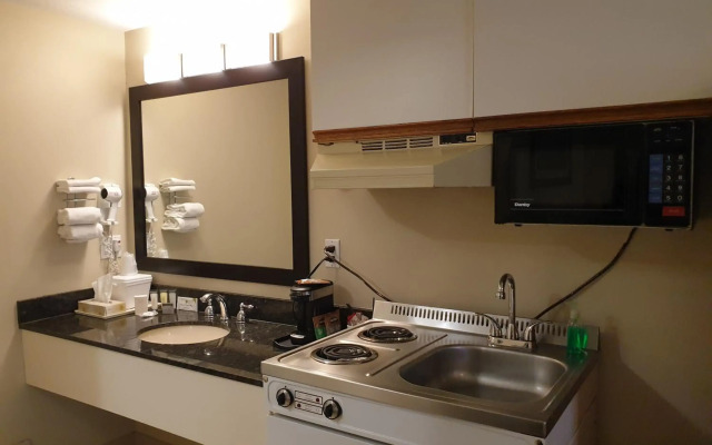 Riverland Inn & Suites