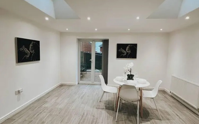 Stunning 3-bed House in Oldbury