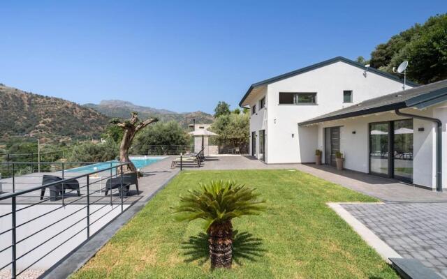 3 Bedroom Modern Villa, Pool, Savoca, East Sicily