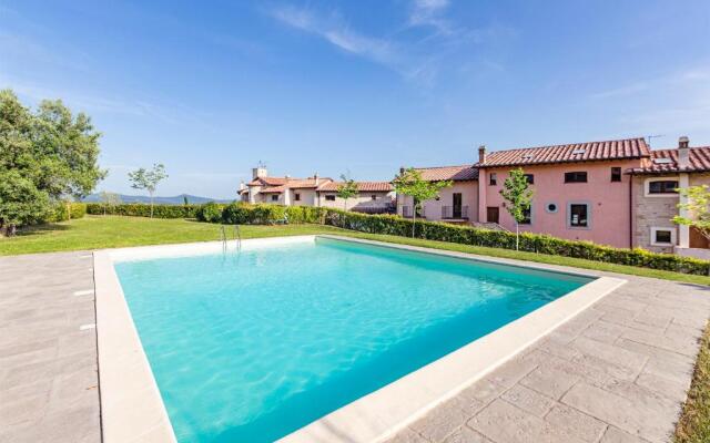 Bright Apt With Terrace and Shared Pool
