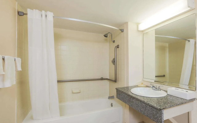 Days Inn by Wyndham Lafayette/University