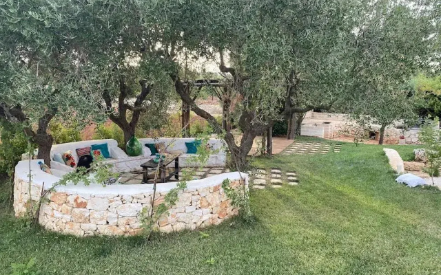 Ecletic garden trullo for 4 near Alberobello