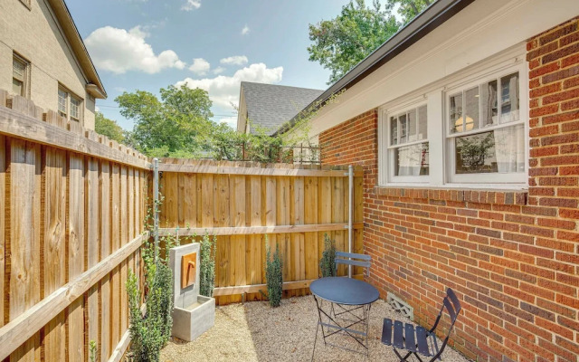 Walk to Bergfeld Park: 1928 Azalea District Home