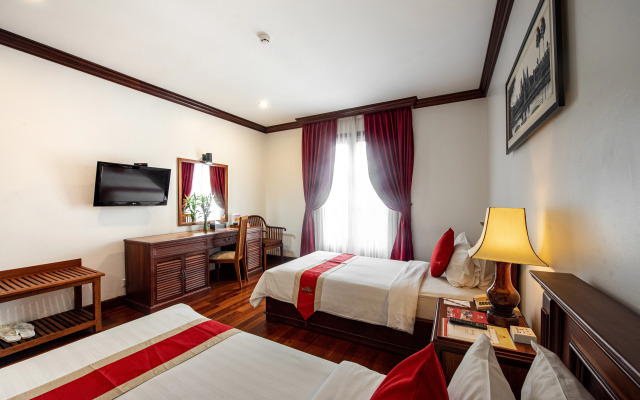 The Suite By Royal Crown Hotel