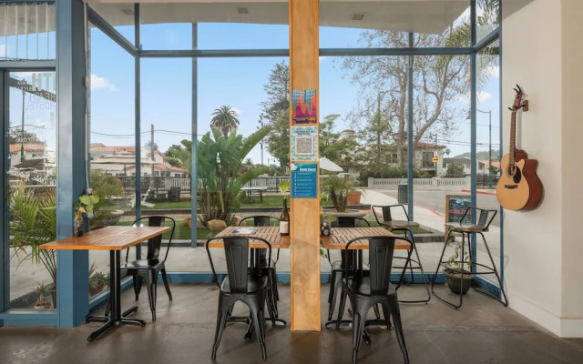 ITH Santa Barbara Beach Hostel