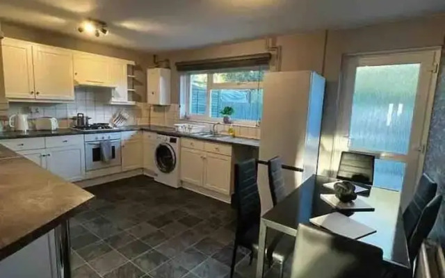 Spacious 3-bed House in Swindon
