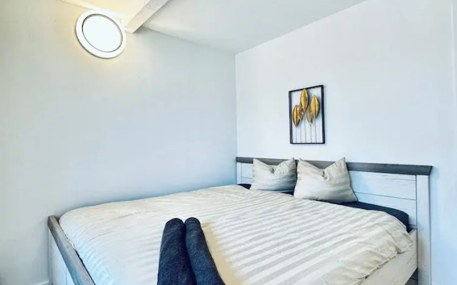 2BR Apt With Balcony Blumengärten