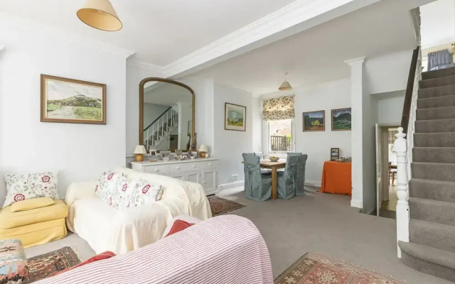 JOIVY Charming 3 bed house with a rooftop terrace