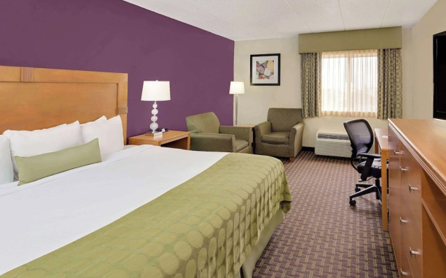 Ramada Marquette
