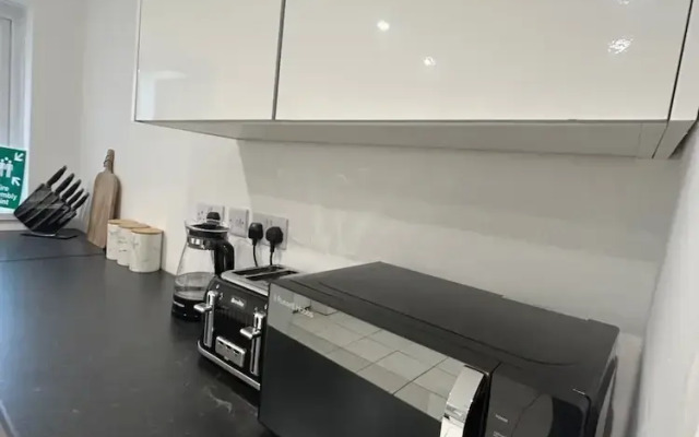 Modern Cosy Spacious 4 Bedroom House