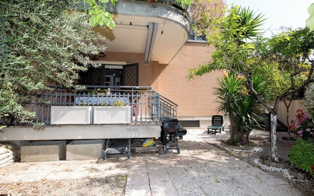 "La Casetta di Giò a Roma With Private Garden and Parking Space - by Beahost"