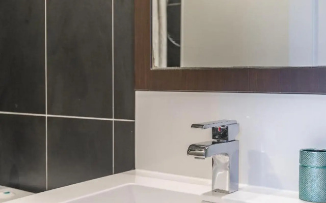 2 Bedroom  2 Bathroom Family Unit. FREE PARKING