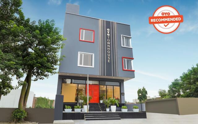 OYO Townhouse 231 Golden Avenue Road
