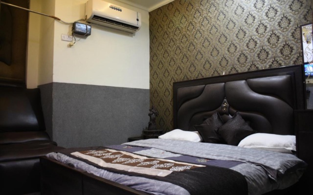 Lucky Restaurant And Guest House – Guest Rooms – Agra