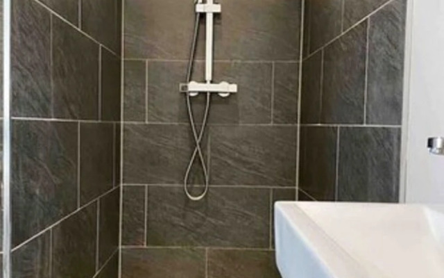 OYO Hillcrest Studio Apartments