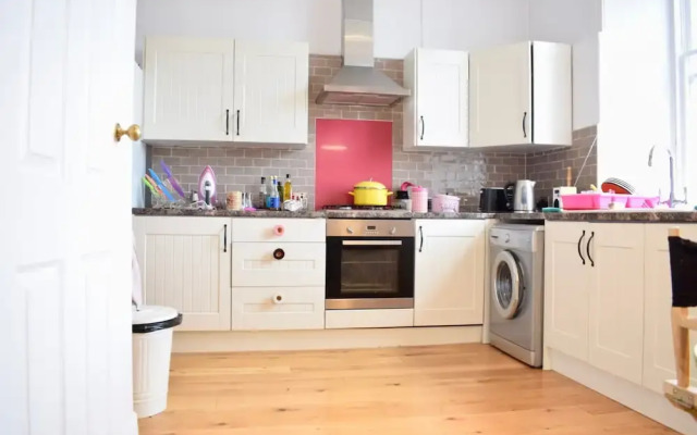 Spacious 2 Bedrooms Apartment by Royal Mile
