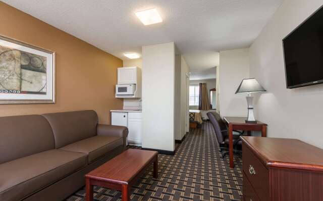 Super 8 by Wyndham Indianapolis/NE/Castleton Area