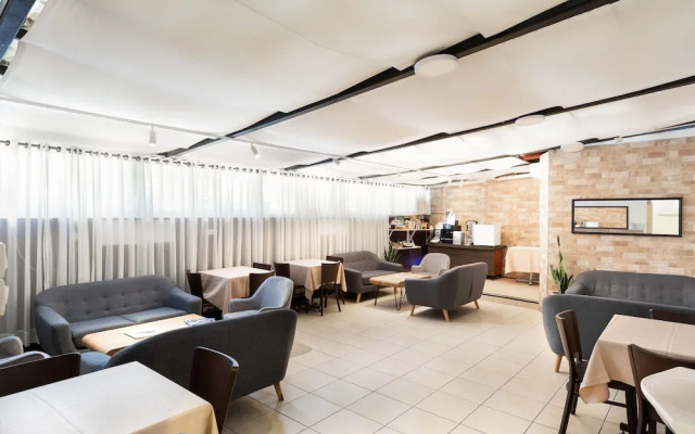The Colony Hotel