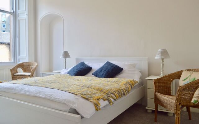Spacious 3 Bedroom West End Flat