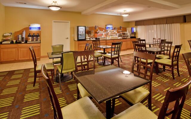 Holiday Inn Express Hotel & Stes Kansas City Sports Complex, an IHG Hotel